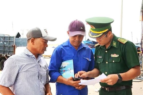Thầm lặng 'tiếp lửa' cho những con tàu vươn khơi
