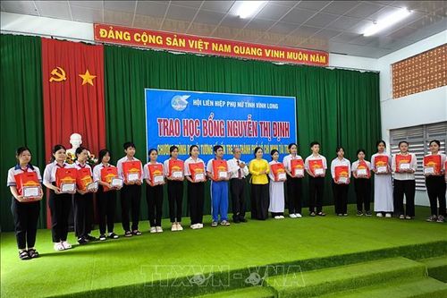 Trao học bổng Nguyễn Thị Định cho học sinh có hoàn cảnh khó khăn tại Vĩnh Long