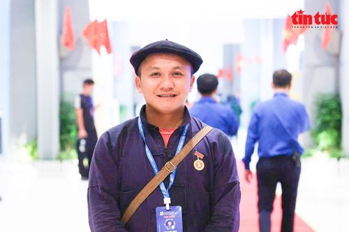 Người 'thắp lửa' mỗi đêm ở phố cổ Đồng Văn