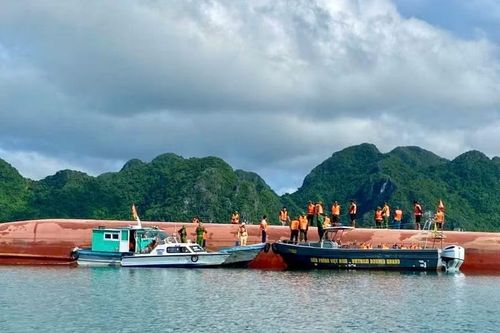 Lật tàu trên biển ở Quảng Ninh, 2 người mắc kẹt