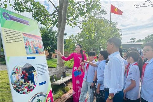 Khai mạc trưng bày triển lãm ảnh 'Di sản văn hóa phi vật thể vùng đất cố đô'