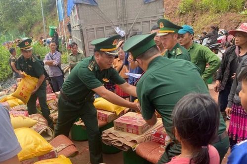 Điện Biên:Trao tặng 400 suất quà cho người dân vùng biên giới Quảng Lâm