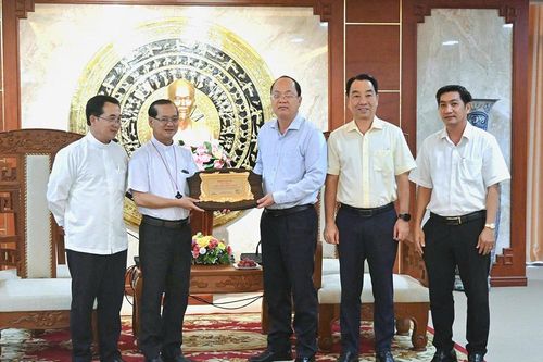 Lãnh đạo tỉnh Cà Mau tiếp Giám mục Giáo phận Cần Thơ