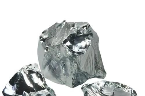 Gallium - kim loại kỳ lạ có thể tan chảy ngay trong lòng bàn tay