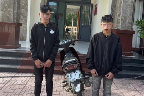 Lên xe tải 'sảy' xe máy