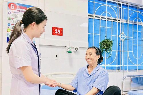 Xây dựng văn hóa giao tiếp từ mô hình AIDET: Lấy người bệnh làm trung tâm
