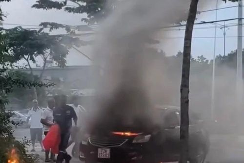 CLIP: Ô tô bất ngờ bốc cháy trên vỉa hè TPHCM