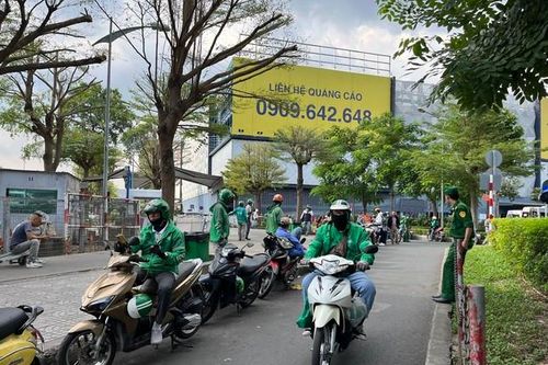 Xe ôm công nghệ 'pha-ke' vây kín lối vào sân bay Tân Sơn Nhất