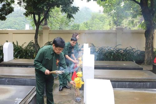 Hội Cựu TNXP tỉnh dâng hương tri ân liệt sĩ