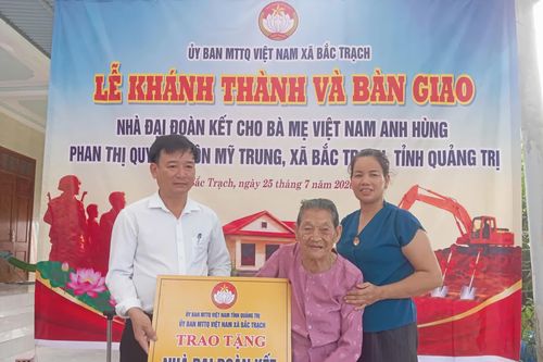 Bắc Trạch: Bàn giao nhà 'Đại đoàn kết' cho Bà mẹ Việt Nam anh hùng