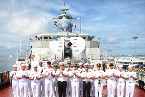 Sĩ quan, thủy thủ Hải quân Philippines tham quan Tàu 015-Trần Hưng Đạo