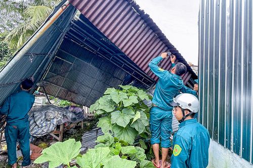 Dông lốc làm hư hỏng 18 căn nhà ở Xã Trần Văn Thời