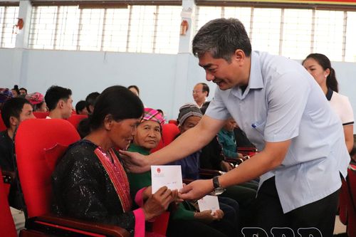 Đoàn công tác Bộ Dân tộc và Tôn giáo tặng quà hộ nghèo, người có uy tín xã Tủa Chùa