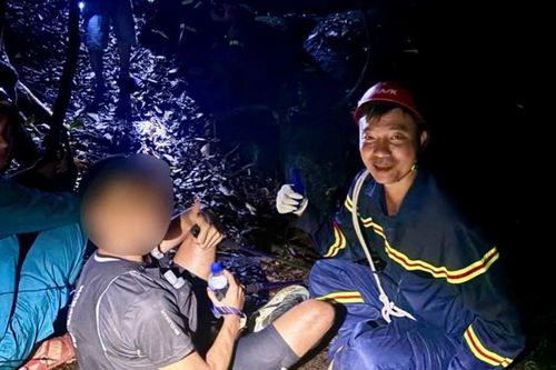 Xuyên đêm tìm người đi lạc trong rừng