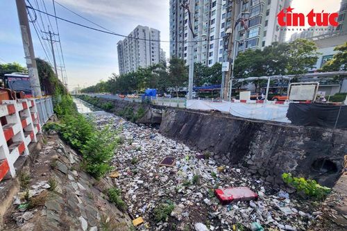 Bảo vệ kênh rạch trong mùa mưa từ kiểm soát rác thải