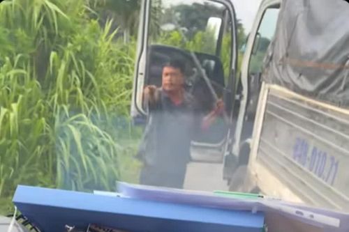 Làm rõ clip tài xế dùng hung khí đánh người do vượt xe không được