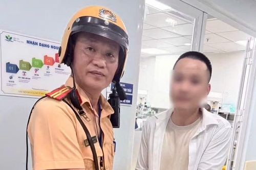 CSGT mở đường, kịp thời đưa bé trai 3 ngày tuổi đi cấp cứu