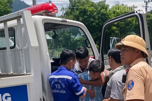 Cảnh sát giao thông Khánh Hòa kịp thời hỗ trợ tài xế xe bồn lên cơn đau tim nguy kịch trên đèo Cù Hin