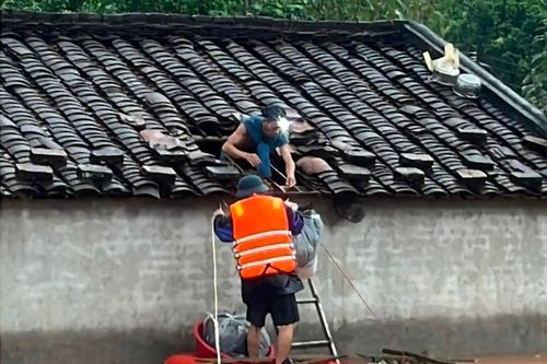 Nước lũ lên cuồn cuộn, người dân Lạng Sơn leo mái nhà nhận đồ tiếp tế