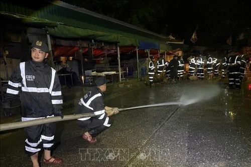 Lực lượng vũ trang xuyên đêm giúp dân khắc phục hậu quả mưa lũ tại Lạng Sơn