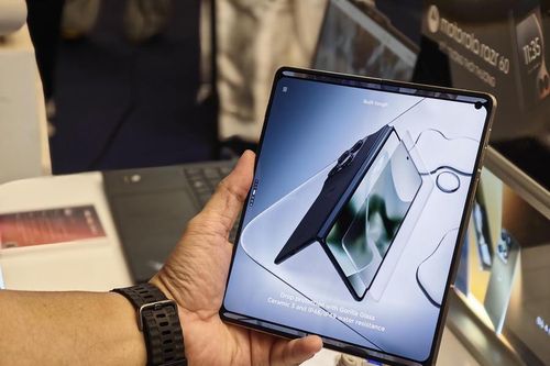 Motorola ra mắt razr fold tại Việt Nam