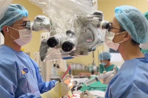 Trượt ngã trong phòng tắm, người phụ nữ 46 tuổi phát hiện u màng não