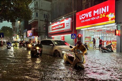 Mưa giông cuối giờ chiều gây áp lực giao thông khu vực trung tâm Thủ đô