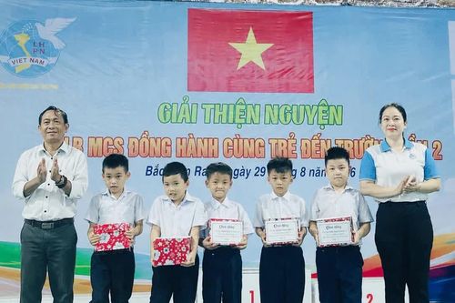 Tặng 70 suất quà cho trẻ em có hoàn cảnh khó khăn ở phường Bắc Cam Ranh