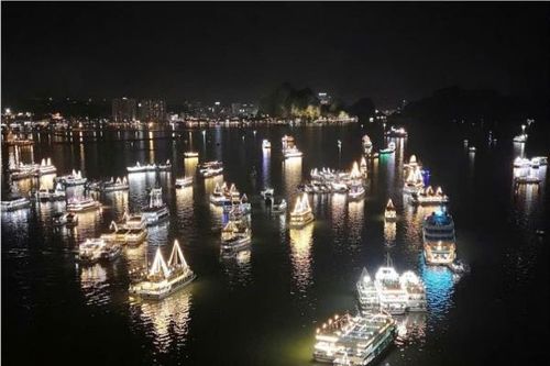 Chương trình trình diễn ánh sáng tàu du lịch trên Di sản vịnh Hạ Long