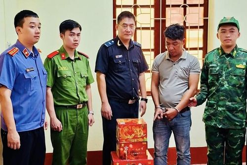 Lạng Sơn: Hải quan tham gia phát hiện, bắt giữ 15 kg pháo hoa nổ cất giấu dưới gầm rơ moóc