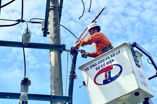 Những người giữ nhịp sống ngày lễ