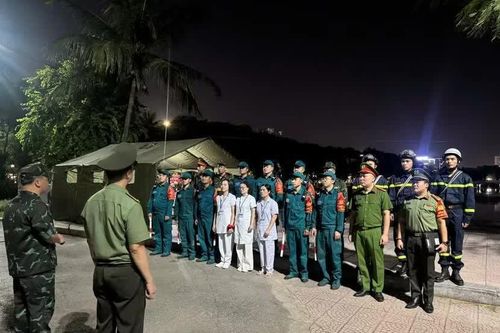 'Lặng lẽ phía sau ánh hào quang'