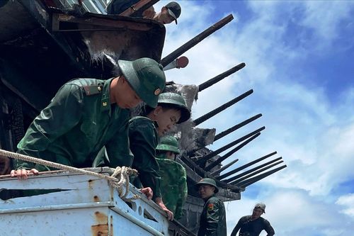Cà Mau: Kịp thời khống chế vụ cháy tàu cá đang neo đậu tại Sông Đốc