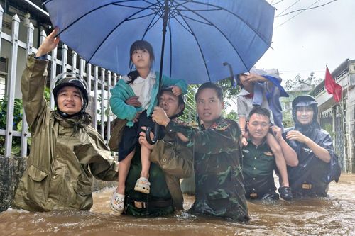 Ban CHQS phường Thống Nhất (tỉnh Gia Lai) giúp nhân dân bị ngập sâu do mưa lớn
