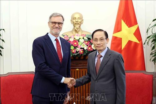 Bộ trưởng Ngoại giao Lê Hoài Trung tiếp Đại sứ Pháp tại Việt Nam chào từ biệt