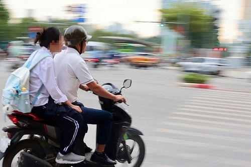 Hà Nội: Nhiều phụ huynh bị lập biên bản, giữ xe khi đưa con đến trường
