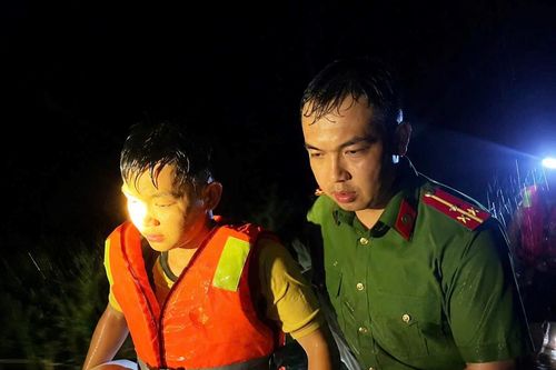 Công an vượt dòng nước xiết, giải cứu 3 người dân bị cô lập