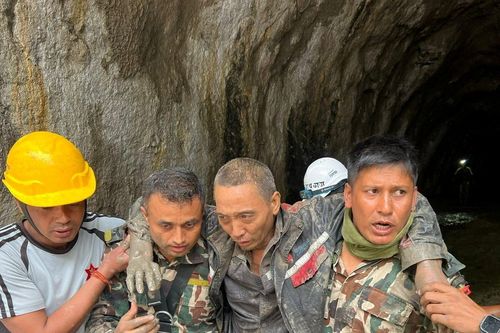 10 ngày sau thảm họa, Nepal tìm thấy thêm người sống sót