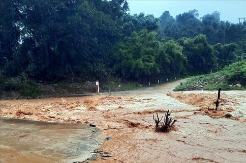 Đề phòng lũ quét, sạt lở đất trong đêm tại 6 tỉnh, thành Trung Bộ và Nam Bộ