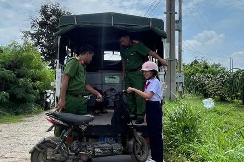 Công an xã đưa học sinh qua vùng ngập kịp đến trường khai giảng