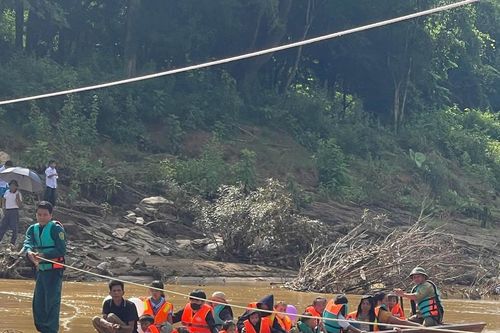 Cảm động cảnh chèo thuyền vượt lũ dữ, đưa học sinh đi khai giảng ở Nghệ An