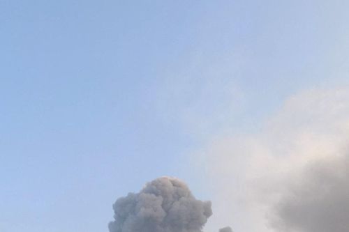 Anak Krakatau phun trào, tro núi lửa lan rộng