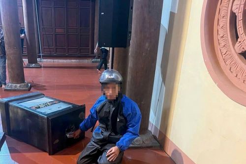 Vào chùa trộm tiền công đức