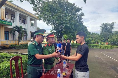 Người dân giao nộp 36 súng tự chế