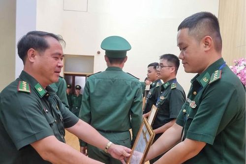 Người anh của chiến sĩ