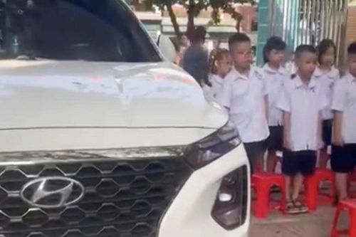 Ô tô đỗ chình ình giữa khu vực học sinh chào cờ, phường yêu cầu làm rõ
