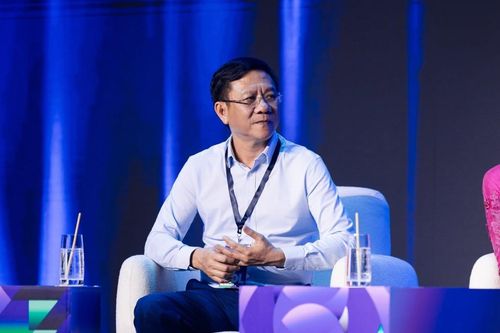 Tin bạo lực dày đặc, bà cụ 80 tuổi dạy học thì không ai đưa
