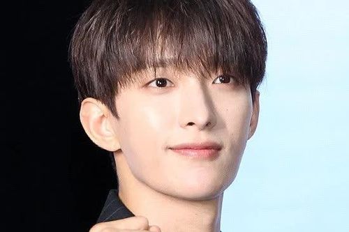 Thành viên thứ sáu của SEVENTEEN lên đường nhập ngũ