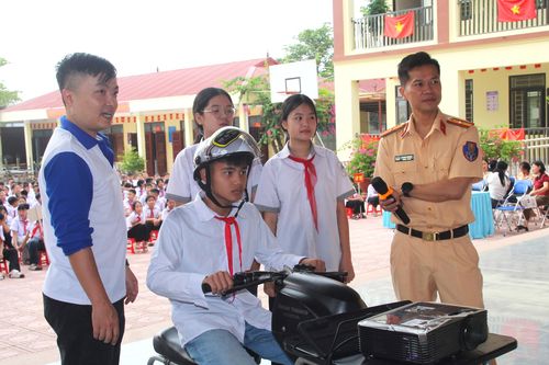 Gần 440 giáo viên, học sinh được tuyên truyền kiến thức an toàn giao thông