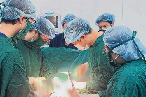 Bác sĩ 'bắt' trúng biến chứng cực hiếm cứu thai phụ 36 tuần